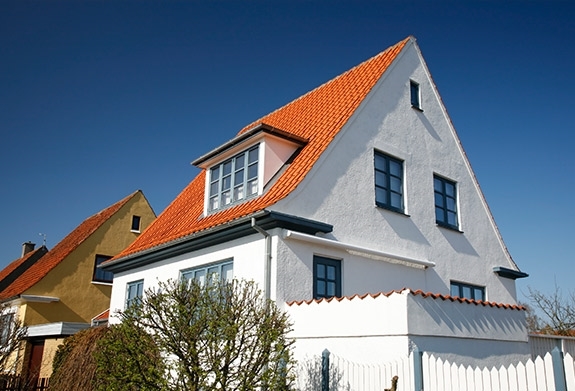 Hvidt hus med rødt tag